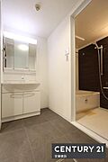 【　洗面所　/　Washroom　】清潔感溢れる洗面所は忙しい朝もストレスフリーに身支度できそうな空間収納力のある三面鏡独立洗面台完備！