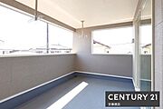 【　バルコニー　/　Balcony　】天候を気にせず洗濯ができるインナーバルコニー！南向きで陽当り良好ワイドバルコニーのため洗濯物の量が多くても安心です
