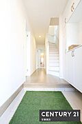 【　玄関　/　entrance　】住む人を毎日見送り迎え入れる、清潔感のある玄関散らかりがちな玄関もすっきり片付くシューズボックス設計