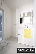 【　洗面所　/　Washroom　】洗面所は忙しい朝もストレスフリーに身支度できそうな空間水受けが広く使い勝手の良い洗面化粧台は、化粧品や掃除用具などがしまえて便利です！