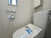 【　トイレ　/　toilet　】ウォッシュレット付きトイレ窓があり素早く換気できます