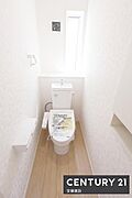 【　トイレ　/　toilet　】清潔的なウォッシュレット付きトイレトイレットペーパーや掃除用具をしまえる収納付き