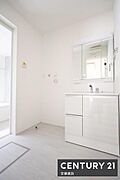 【　洗面所　/　Washroom　】清潔感溢れる洗面所は、家族みんなが快適に使えるよう配慮された空間バタバタしがちな朝の時間も、ゆとりをもって過ごせます！