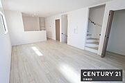 【　2階リビング　/　18帖　】プライベート性が高く、落ち着いて暮らせる2階リビングダイニングテーブルとソファーを置いてもゆとりが生まれる空間
