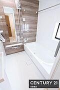 【　浴室　/　Bathroom　】ホテルのような上質なデザインのシステムバスホスクリーンが備わっており、雨の日でも部屋干し可能