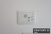 【　設備　】スマホの遠隔操作で施錠可能なシステム搭載！電動シャッター、TVモニター付インターホンも揃って防犯面も安心！