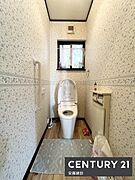 【　トイレ　/　toilet　】明るく清潔的なトイレ窓があり素早く換気できます