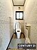 トイレ：【　トイレ　/　toilet　】明るく清潔的なトイレ窓があり素早く換気できます