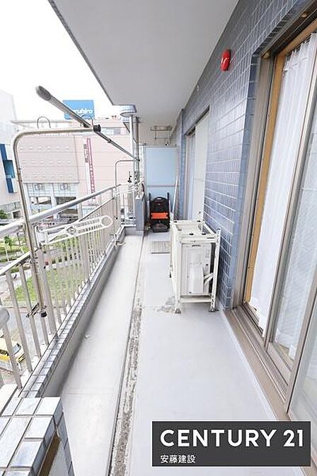 【 バルコニー / Balcony 】2部屋から出入可能な南向きバルコニー