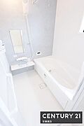 【　浴室　/　Bathroom　】ホテルのような上質なデザインのシステムバスホスクリーンが備わっており、雨の日でも部屋干し可能