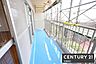 バルコニー：【　バルコニー　/　Balcony　】リビング、寝室から出入り可能な南東向きバルコニー！陽当りがよく洗濯物もしっかり乾きます