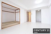 【　リビング　/　12帖　】間仕切りを開けば6帖の和室と繋がり開放的な空間に家族団らんとできるLDK