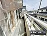 バルコニー：【　バルコニー　/　Balcony　】2部屋から出入り可能な南向きバルコニー！陽当りがよく洗濯物もしっかり乾きます