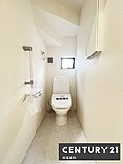 【　トイレ　/　toilet　】明るく清潔的なウォシュレット付きトイレ手すりを完備しており、ご高齢の方まで安心してお使いいただけます