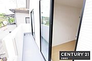 【　バルコニー　/　Balcony　】2部屋から出入り可能な南東向きバルコニー！陽当りがよく洗濯物もしっかり乾きます