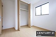 【　洋室　/　4.5帖　】清潔感溢れるシンプルな洋室！収納完備