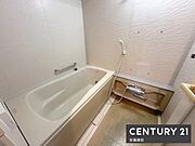 【　浴室　/　Bathroom　】ゆったりと至福のバスタイムを過ごせそうな清潔感ある浴室