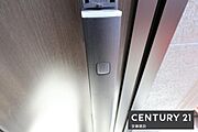 【　玄関　/　entrance　】玄関は専用キーが鞄にあればワンタッチで開閉可能なスマートキー搭載！買い物帰りや雨の日、子どもと手が離せないときでもすぐに施錠できてうれしい機能
