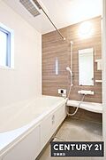 【　浴室　/　Bathroom　】ゆったりと至福のバスタイムを過ごせそうな清潔感ある浴室ホスクリーンが備わっており、雨の日でも部屋干し可能！