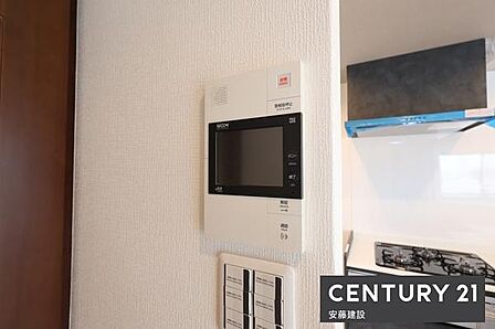 【 オートロック 】来訪者の顔を確認してから応対できるため、お子様だけのお留守番時も安心の設備!