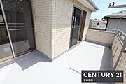 【　バルコニー　/　Balcony　】洗濯物の量が多くても安心な南向きワイドバルコニー！水栓付きのため、プランターを並べたガーデニングスペースとしても活用できます