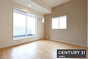 【　寝室　/　7帖　】南東向きバルコニーに面して明るくあたたかな寝室！ダブルベットを置いてもゆとりがあり、夫婦でも使いやすい居室