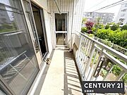 【　バルコニー　/　Balcony　】2部屋から出入可能な南東向きバルコニー！陽当りがよく洗濯物もしっかり乾きます