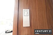 【　玄関　/　entrance　】玄関は専用キーが鞄にあればワンタッチで開閉可能なスマートキー搭載！買い物帰りや雨の日、子どもと手が離せないときでもすぐに施錠できてうれしい機能