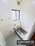 【　浴室　/　Bathroom　】ゆったりと至福のバスタイムを過ごせそうな清潔感ある浴室