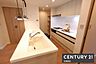 キッチン：【　キッチン　/　Kitchen　】調理スペースとシンクが分かれたセパレートキッチンを採用！換気効率の良い整流板レンジフードで熱やにおいがこもりにくい設計