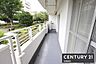 バルコニー：【　バルコニー　/　Balcony　】陽を遮る建物がなく陽当り良好な南西向きバルコニー