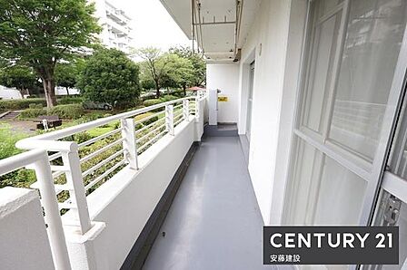 【 バルコニー / Balcony 】陽を遮る建物がなく陽当り良好な南西向きバルコニー