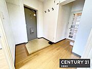 【　玄関　/　entrance　】間口が広く開放的で、落ち着いた雰囲気の玄関シューズボックスを置いてもゆとりのある広さです