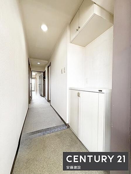 【 玄関 / entrance 】住む人を毎日見送り迎え入れる、清潔感のある玄関散らかりがちな玄関もすっきり片付くシューズボックス完備!