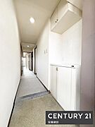 【　玄関　/　entrance　】住む人を毎日見送り迎え入れる、清潔感のある玄関散らかりがちな玄関もすっきり片付くシューズボックス完備！