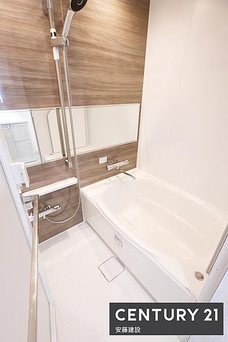 【 浴室 / Bathroom 】一日の疲れを癒すための心地よいバスタイム浴室乾燥機が備わっており換気しやすく、冬場は過度な温度差を防げます