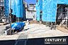 駐車場：【　駐車場　/　parking　】並列2台可能な駐車スペースご夫婦それぞれのお車をお家の前に停めることができます