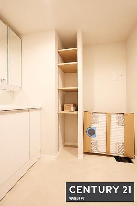 【 リネン庫 】洗面所にタオルや洗面用品などが収納できる可動棚付き収納完備