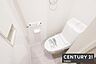 トイレ：【　トイレ　/　toilet　】明るく清潔的なウォッシュレット付きトイレトイレットペーパーや掃除用具を置ける棚付き