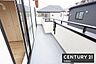 バルコニー：【　バルコニー　/　Balcony　】2部屋から出入可能な南西向きバルコニー！一部ワイドのため洗濯物の量が多くても安心です