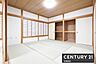 和室：【　2階和室　/　8帖　】収納完備で居住空間を広々使える和室引き戸を開ければ横の和室と繋がりより開放的な空間に！