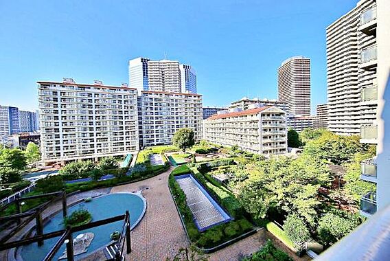 緑と空が見え、...
