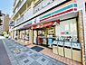 周辺：セブンイレブン大阪東中島1丁目店まで20m、横断歩道挟んで向かい側にコンビニがあるのは非常に便利ですね！