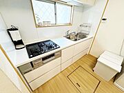 換気のできる明るいキッチンです
