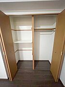 開閉しやすい両開き扉が特徴の収納です。棚とハンガーパイプが備わっているため使い分けができます。奥行きがあるので整理整頓に便利です。シンプルなデザインが空間になじみます。