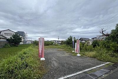 外観：広々とした空間が魅力の外観です。緑に囲まれた静かな環境で落ち着いた暮らしが期待できます。周辺には様々な施設があり利便性も高いです。