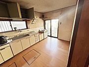 広々としたキッチンは収納スペースも豊富で使い勝手が良さそうです。大きな窓から光が差し込むため明るい雰囲気が特徴です。シンプルなデザインでどんなインテリアにも合わせやすい魅力があります。