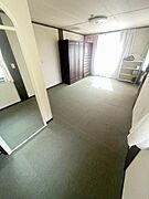 窓からの自然光が心地よい空間です。広々とした室内で家具の配置も自由に楽しめます。シンプルで落ち着いたデザインが魅力的です。