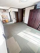 自然光がたっぷりと差し込む開放感あふれるリビングルームです。落ち着いたカラーのカーペットが空間に温かみをプラスします。収納スペースも豊富なので暮らしやすさが感じられます。