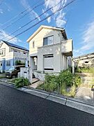 明るい外観が印象的な住宅です。開放感のある二階建てで道路からのアクセスも便利です。駐車スペースが確保されております。